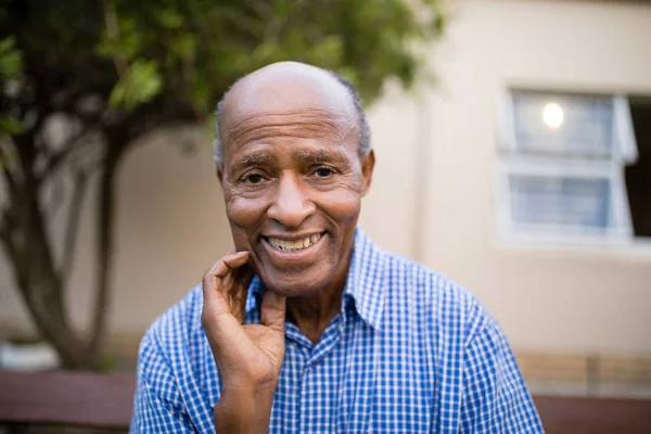 Portrait d'un homme âgé souriant — Photo