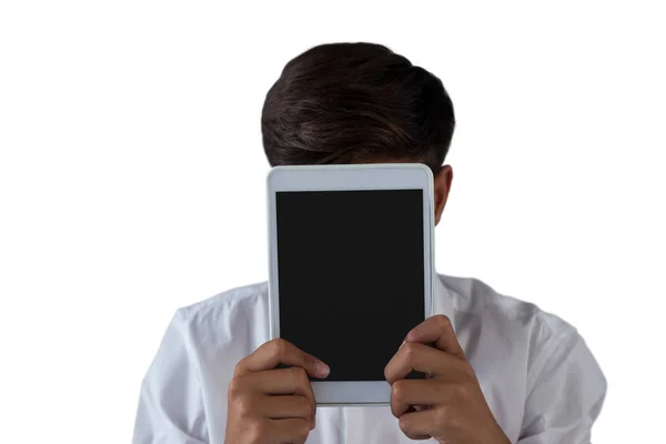 Adolescente niño ocultando su cara detrás de la tableta — Foto de Stock