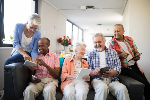 Счастливые пожилые люди с помощью планшетных компьютеров — стоковое фото