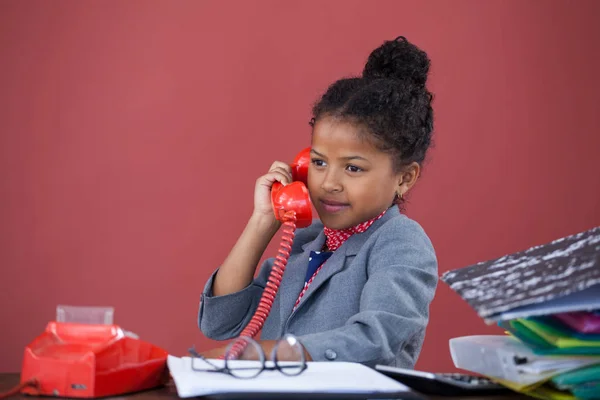 Empresaria hablando por teléfono fijo — Foto de Stock