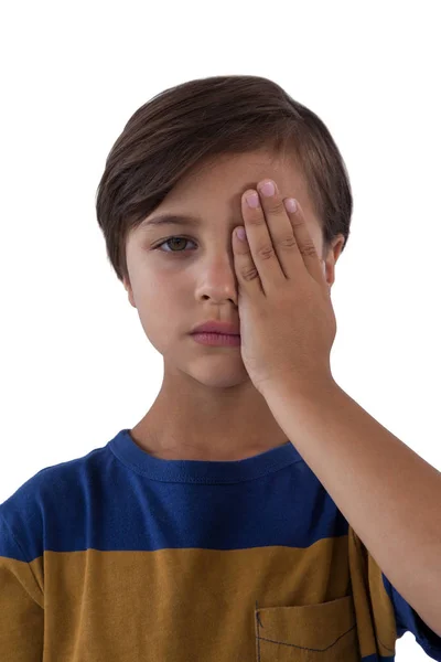 Schattige jongen met een ogen-pijn — Stockfoto