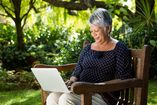 Seniorin benutzt Laptop — Stockfoto