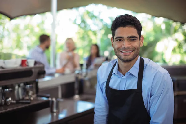 Uśmiechnięty kelner w kasie — Zdjęcie stockowe