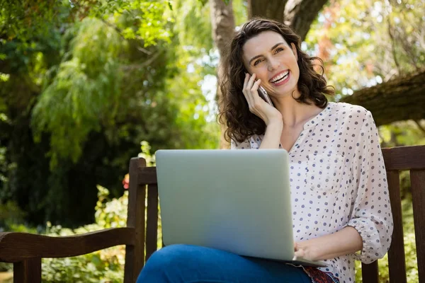 Femme parlant sur téléphone mobile — Photo