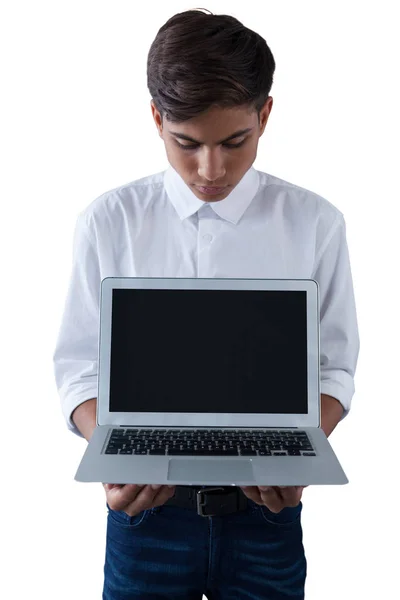 Pojke anläggning laptop — Stockfoto