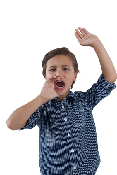 Netter Junge schreit vor weißem Hintergrund — Stockfoto