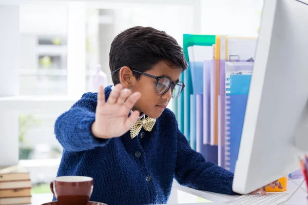 Empresario mostrando la mano mientras trabaja — Foto de Stock