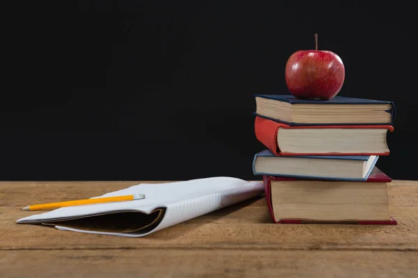 Pilha de livro, lápis e maçã — Fotografia de Stock