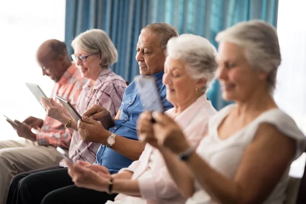 Senior mensen met behulp van tabletten — Stockfoto