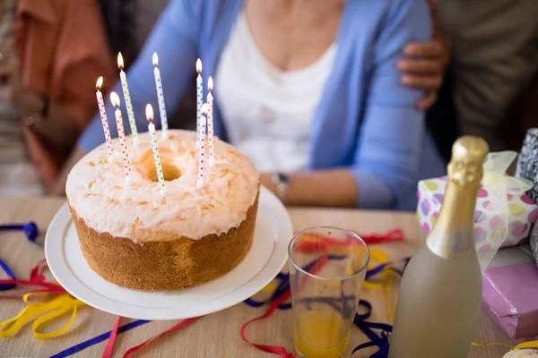 Świeczki na tort urodzinowy przez starszych ludzi — Zdjęcie stockowe