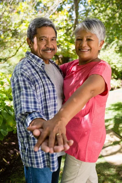 Pareja mayor bailando en el jardín — Foto de Stock