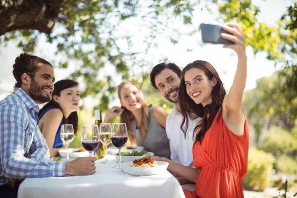 Grupo de amigos haciendo clic en una selfie — Foto de Stock