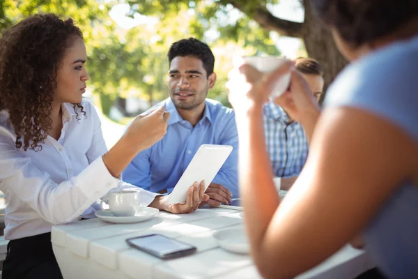 Grupo de amigos interactuando entre sí — Foto de Stock