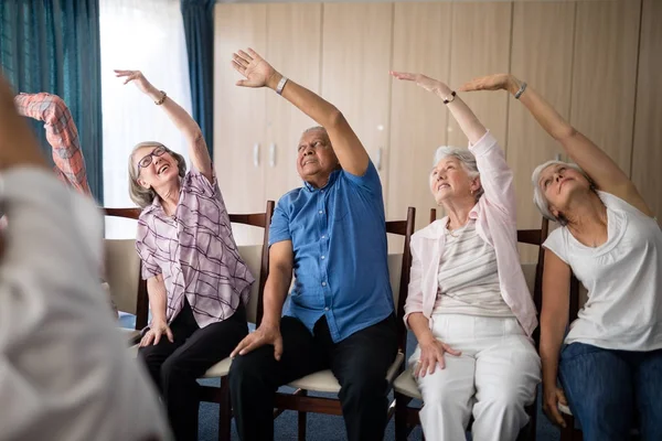 Ledande personer stretching med kvinnliga läkare — Stockfoto