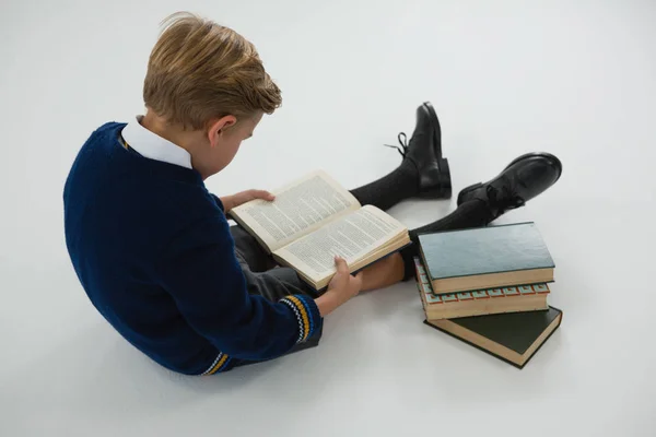 Schüler liest Buch — Stockfoto
