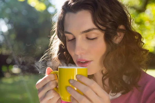 Düşünceli kadın kahve bir fincan — Stok fotoğraf