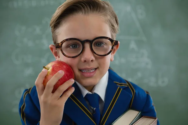 Schüler hält roten Apfel in der Hand — Stockfoto