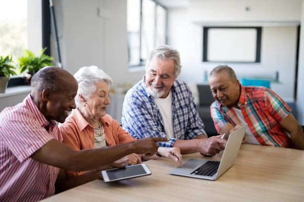 Hombres y mujeres mayores que utilizan el ordenador portátil —  Fotos de Stock