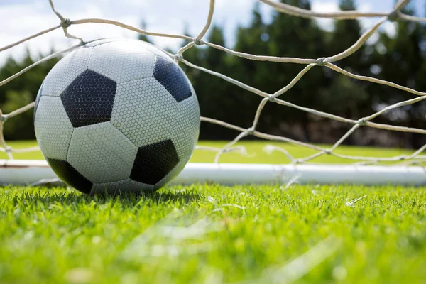 Balón de fútbol en poste de gol —  Fotos de Stock