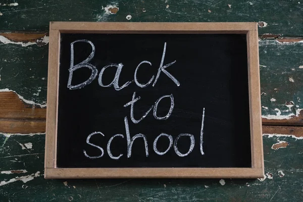 Torna a scuola testo scritto sulla lavagna — Foto Stock