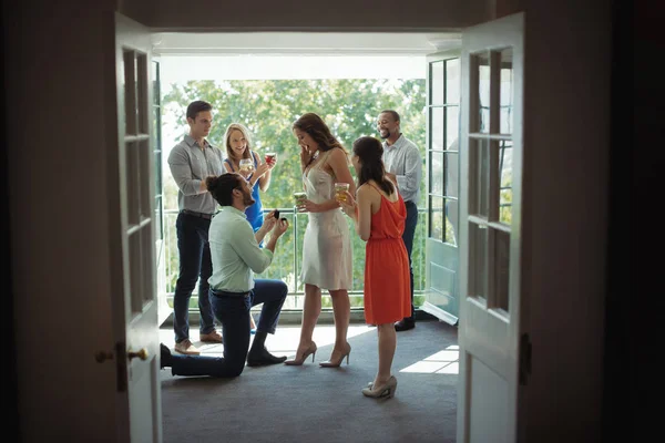 Hombre proponiendo mujer con anillo de compromiso — Foto de Stock