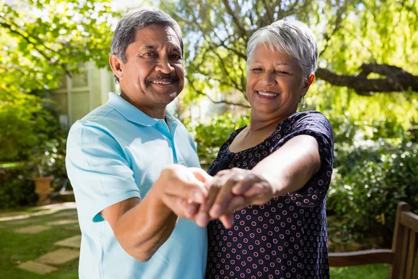 Pareja mayor bailando en el jardín — Foto de Stock