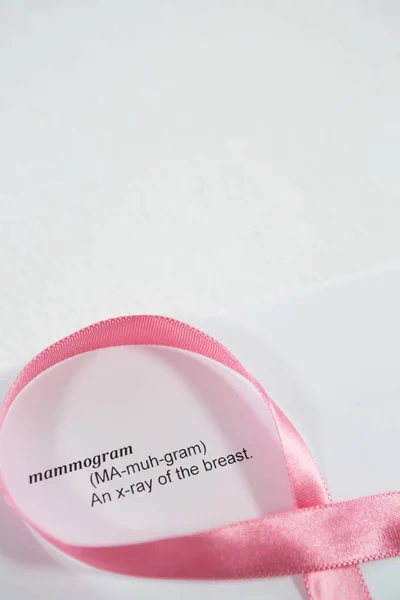 Розовая лента информирования о раке груди — стоковое фото