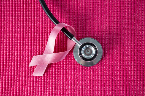 Estetoscópio por fita de conscientização do câncer de mama — Fotografia de Stock