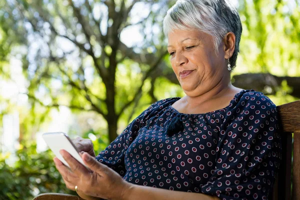 Seniorin benutzt Handy — Stockfoto