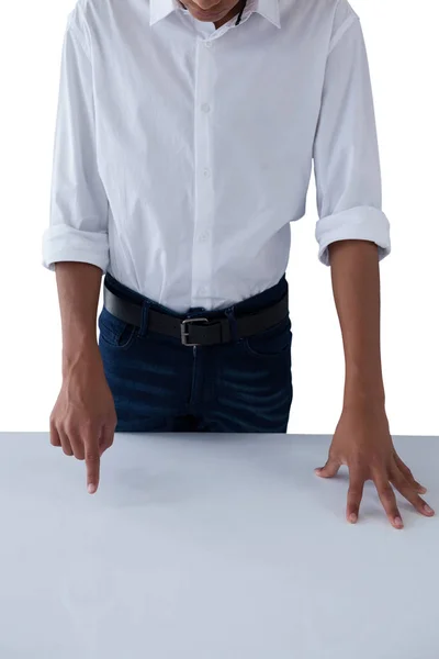 Adolescente ragazzo toccare schermo invisibile sul tavolo — Foto Stock
