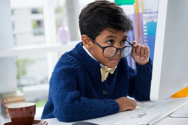 Uomo d'affari guardando monitor del computer — Foto Stock