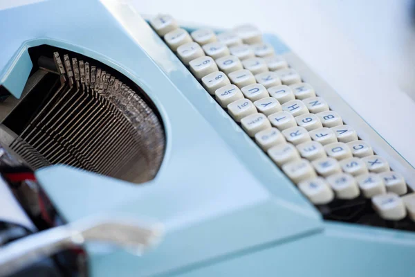 Blue typewriter at desk — Stock Photo, Image