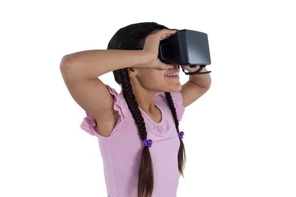 Menina adolescente usando fone de ouvido realidade virtual — Fotografia de Stock