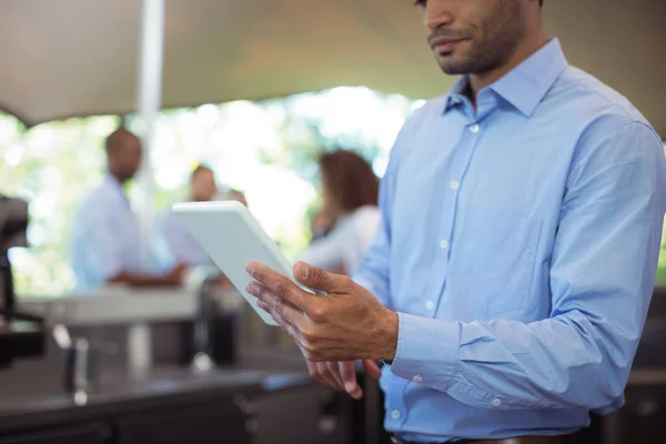 Camarero usando tableta digital al aire libre — Foto de Stock