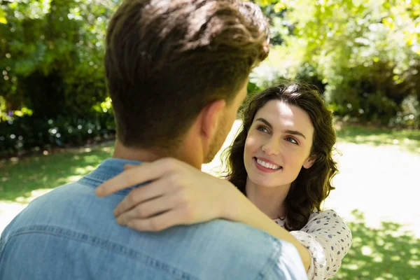 Romantische koppel op zoek aangezicht tot aangezicht in tuin — Stockfoto