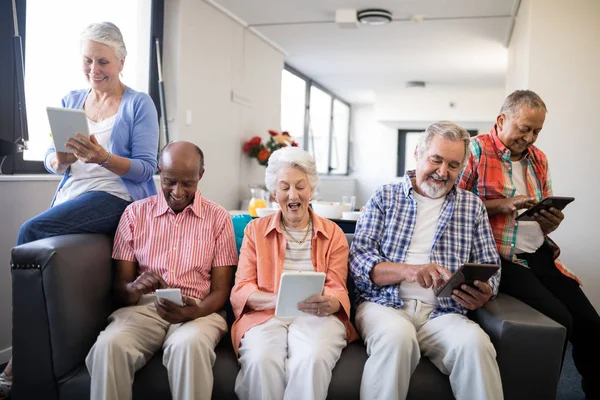 Senior people using tablet computer — Stock Photo, Image