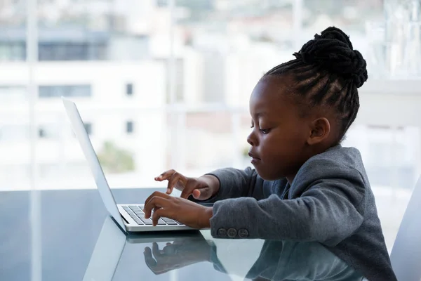 Empresária usando laptop à mesa — Fotografia de Stock