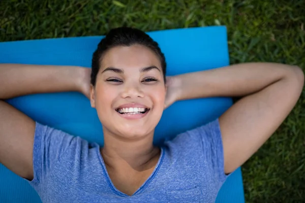 Entraîneur souriant sur le tapis — Photo