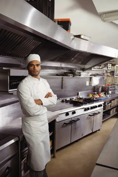 Vertrouwen chef-kok permanent met gekruiste armen — Stockfoto