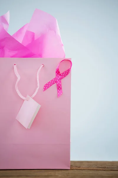 Wstążka świadomości raka piersi na torba na zakupy — Zdjęcie stockowe