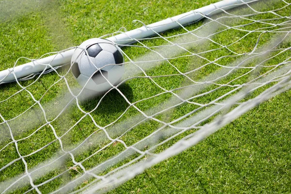 Voetbal in doel post — Stockfoto