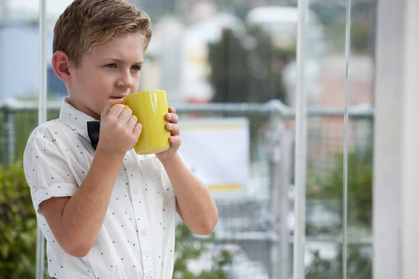 Tankeväckande affärsman tittar bort — Stockfoto