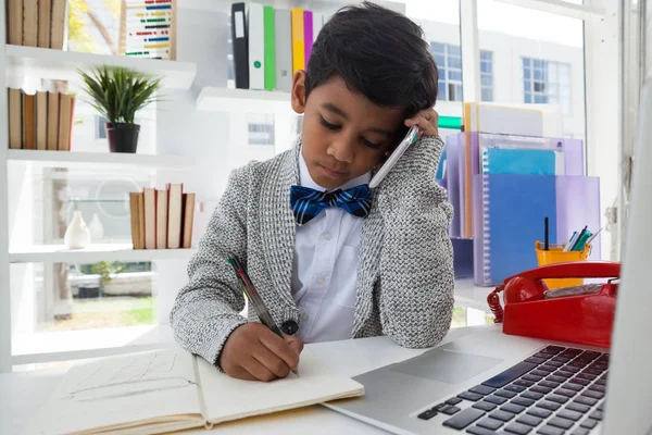 Affärsman som skriver om boken — Stockfoto