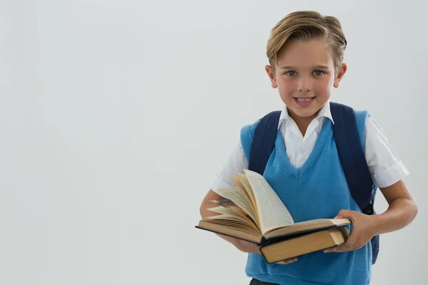 Retrato de estudante feliz segurando livros contra fundo branco — Fotografia de Stock