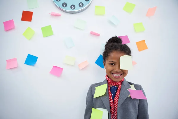 Femme d'affaires avec des notes collantes coincé — Photo