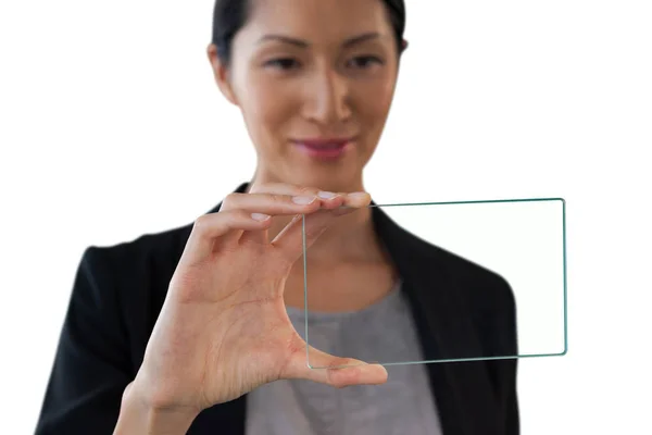 Mulher de negócios sorrindo olhando para a interface — Fotografia de Stock