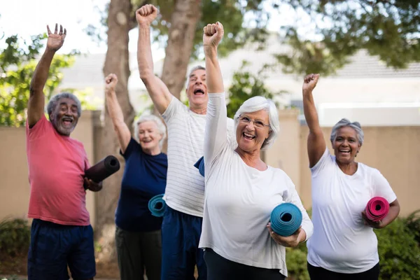 Idosos com esteiras de exercício no parque — Fotografia de Stock