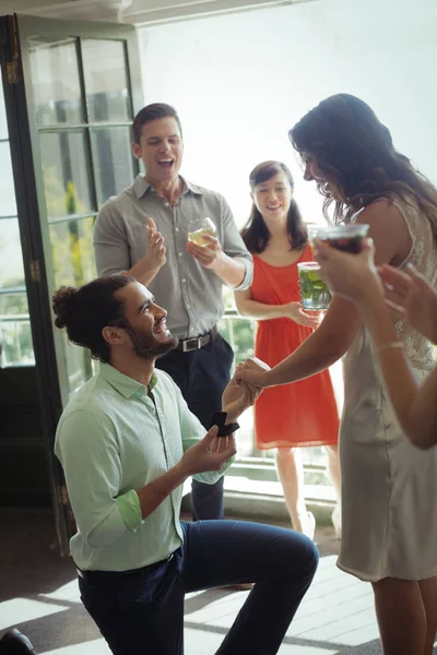 Man indienende vrouw met verlovingsring — Stockfoto