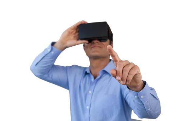 Empresário usando simulador de realidade virtual — Fotografia de Stock