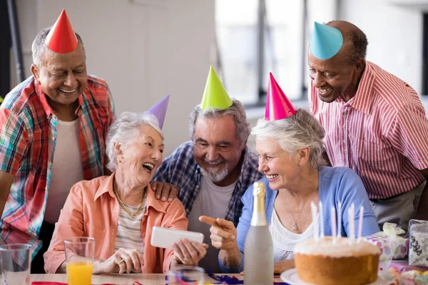 Senior Kvinna visar mobiltelefon — Stockfoto